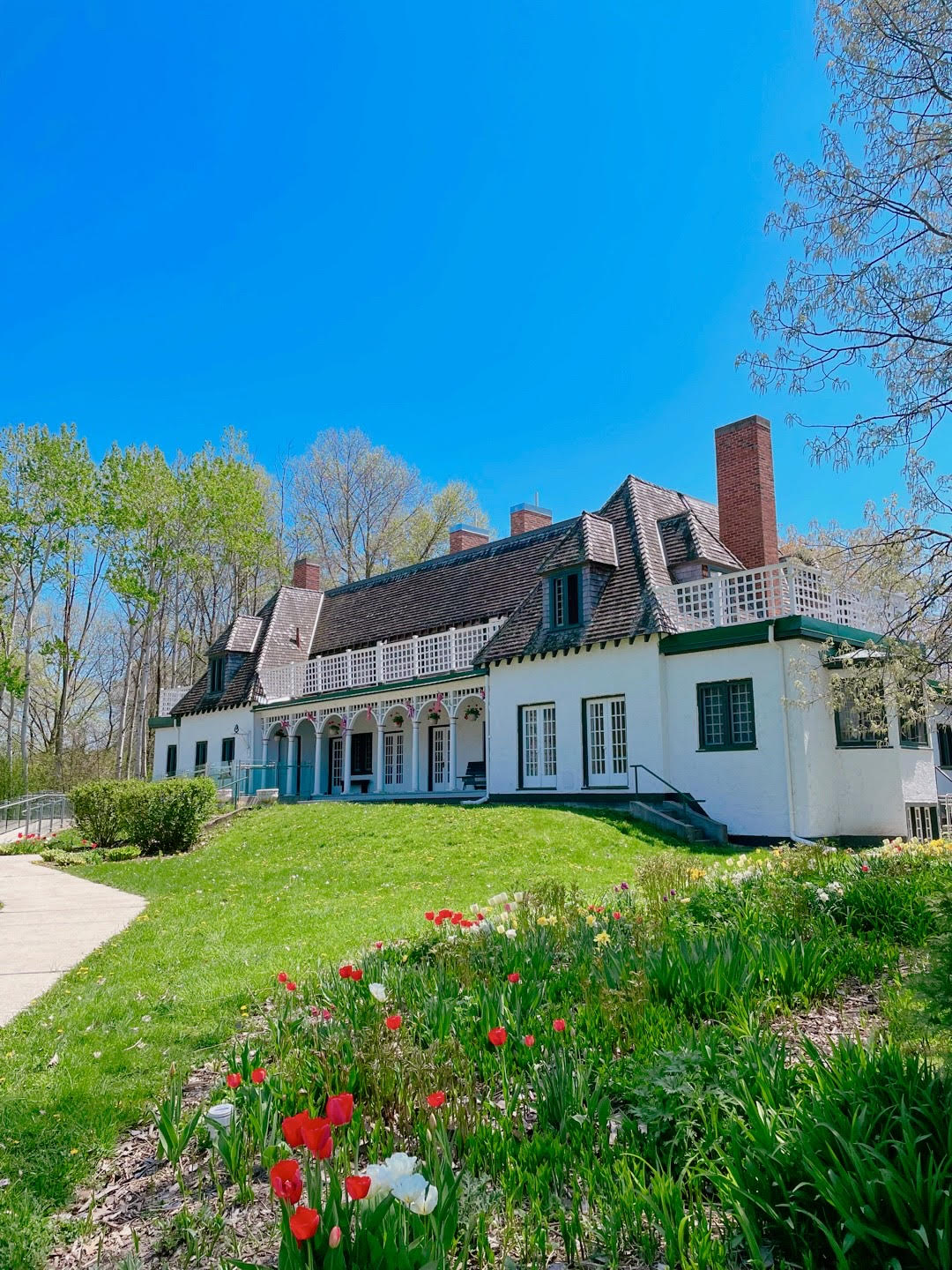 Historic white house underneath a vibrant blue sky.