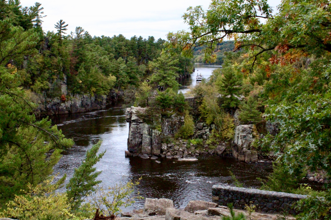 River overlook with trees beginning to change color in the fall.